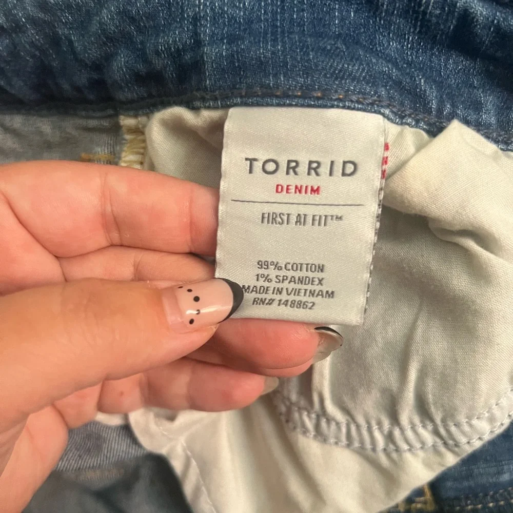 Torrid Boyfriend Crop Jeans Size 16 Distressed Ripped Blue Denim - Picture 6 of 6